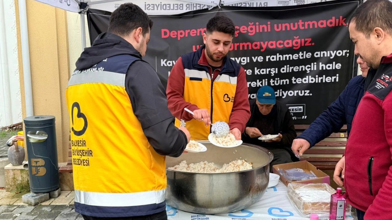Balıkesir’de depremde hayatını kaybedenler için pilav hayrı