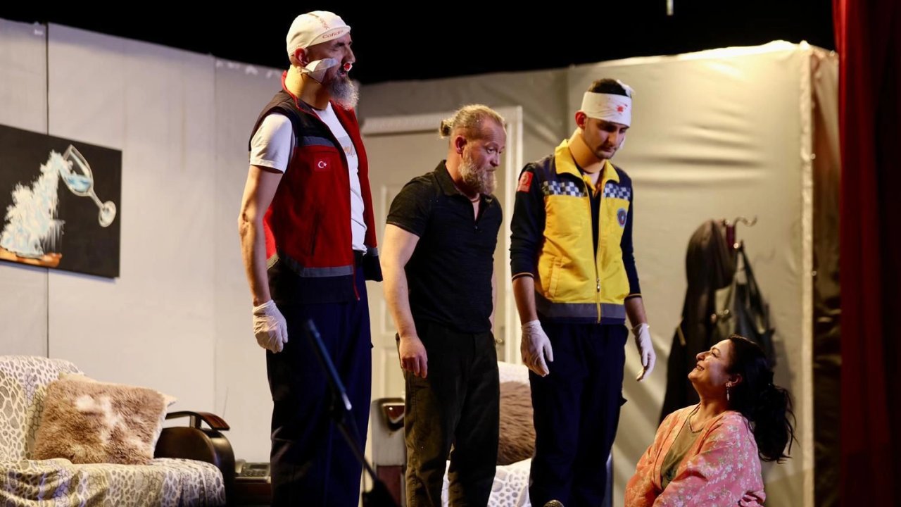 Bursa Gemlik'te ‘9 Canlı’ ayakta alkışlandı