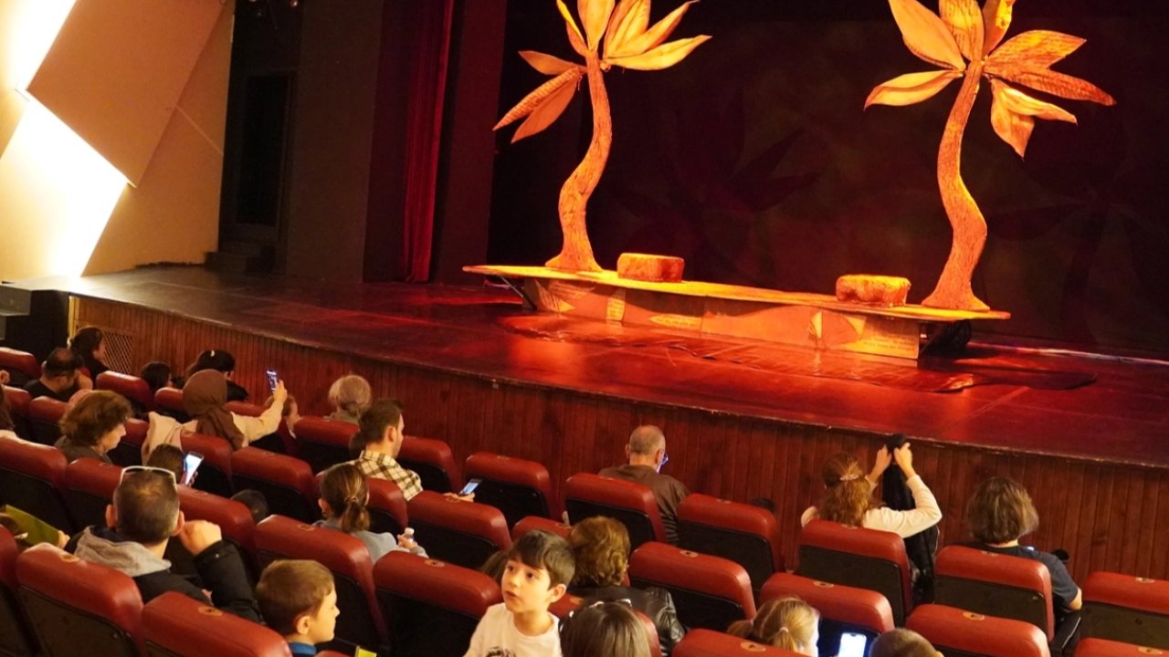 Bursa İznik'te atık piller tiyatro biletine dönüştü