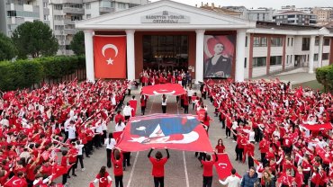 Bursalı öğrencilerden anlamlı mesaj: 1000 yürek, 1000 bayrak, yer gök kırmızı beyaz