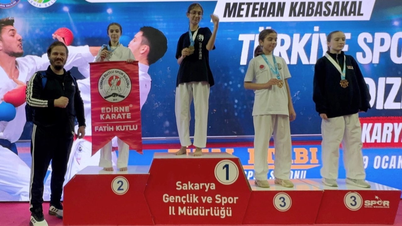 Deniz Cansu Karabulut Türkiye Yıldızlar Karate Ligi 2.’si oldu