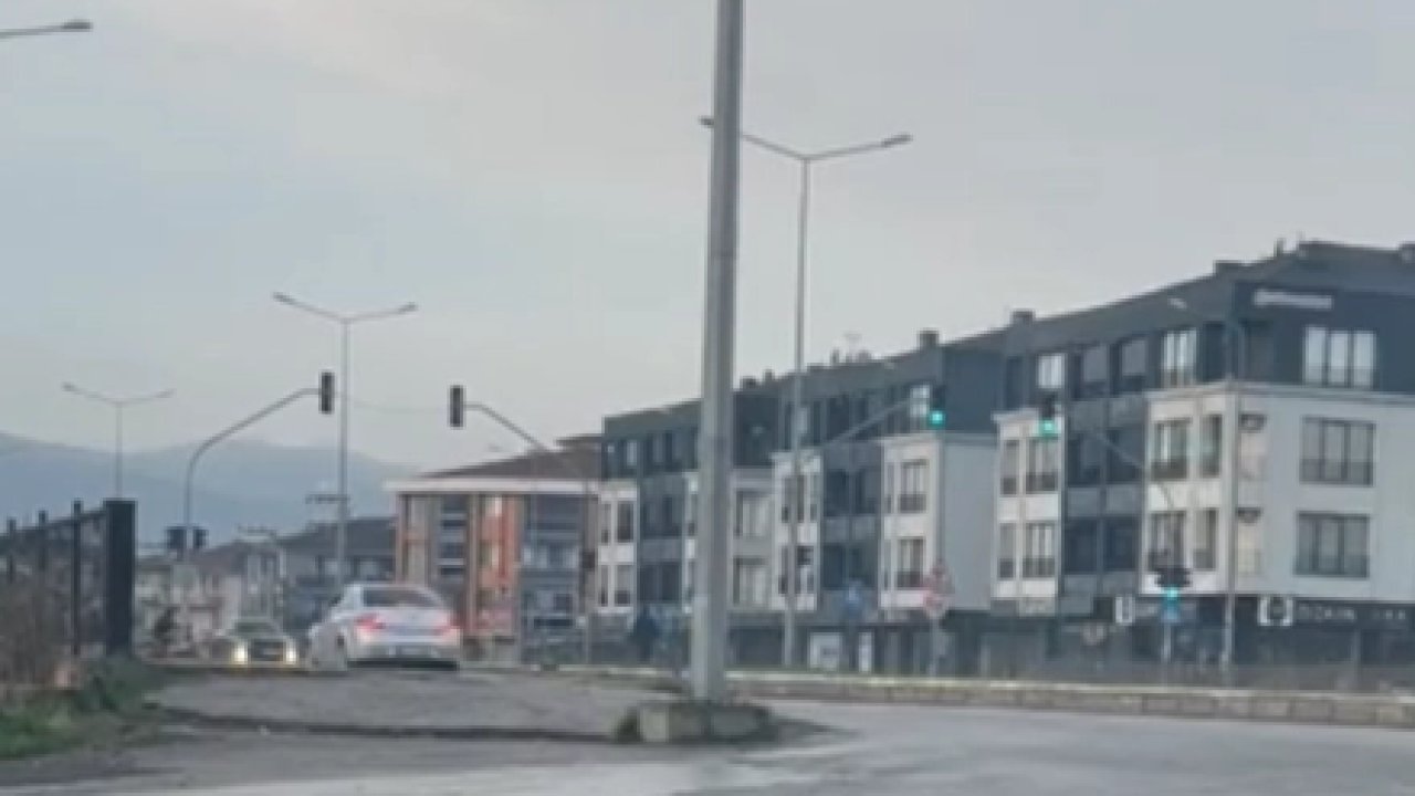 Düzce’de aynı kavşakta 3 dakikada 4 ters yön ihlali kamerada