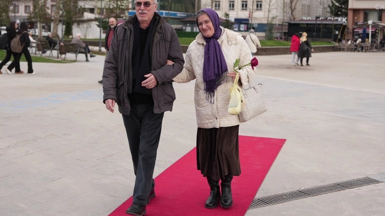 Düzce’de çiftlere özel kırmızı halı sürprizi