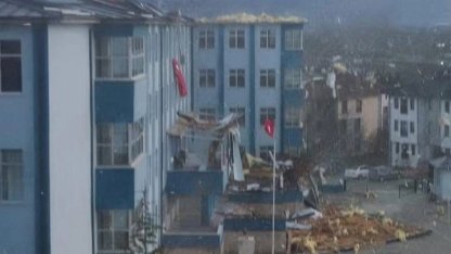 Düzce'de şiddetli rüzgârda lisenin çatısı yıkıldı