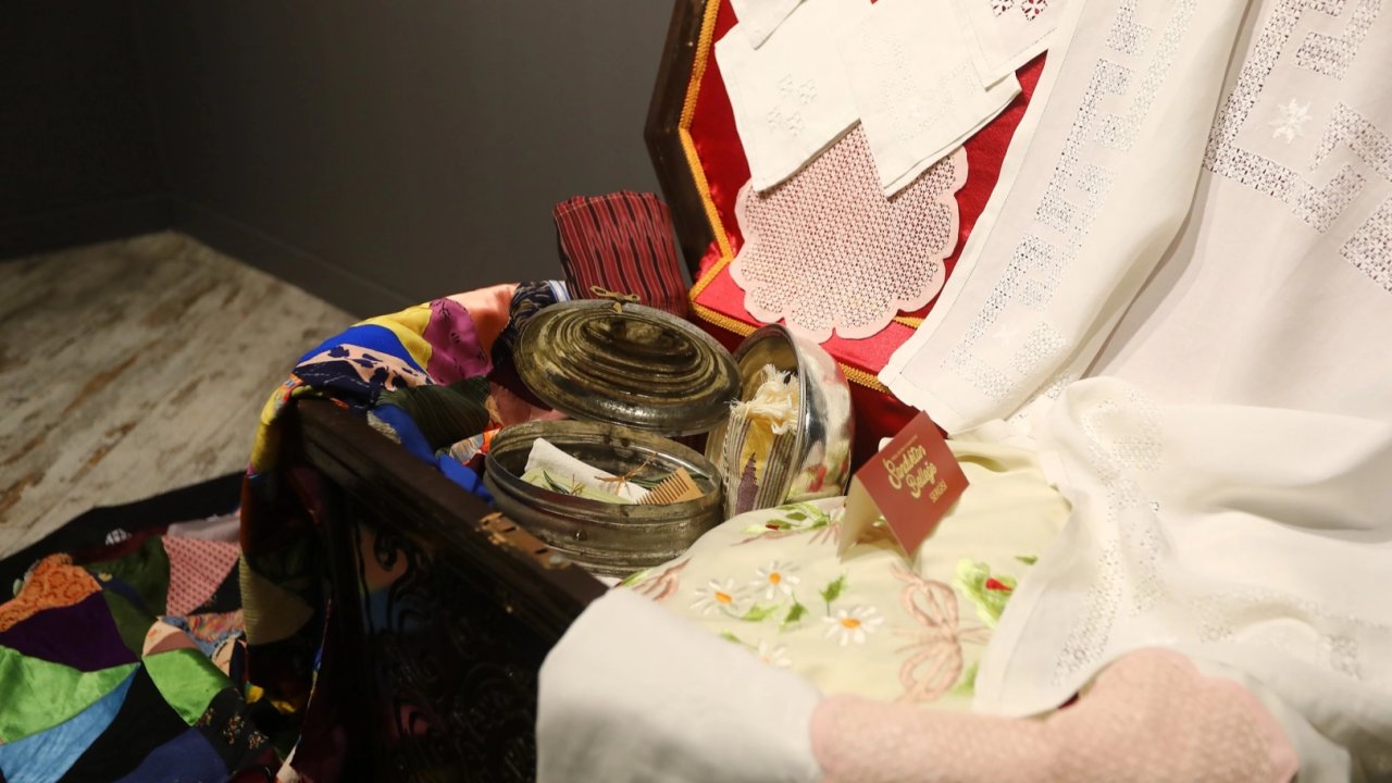 Gaziantep’te “Sandıktan Belleğe: Meral Dai’nin 70 Yıllık Çeyizi” sergisi açıldı