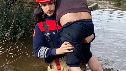 İtfaiye eri vatandaşı sırtında taşıdı