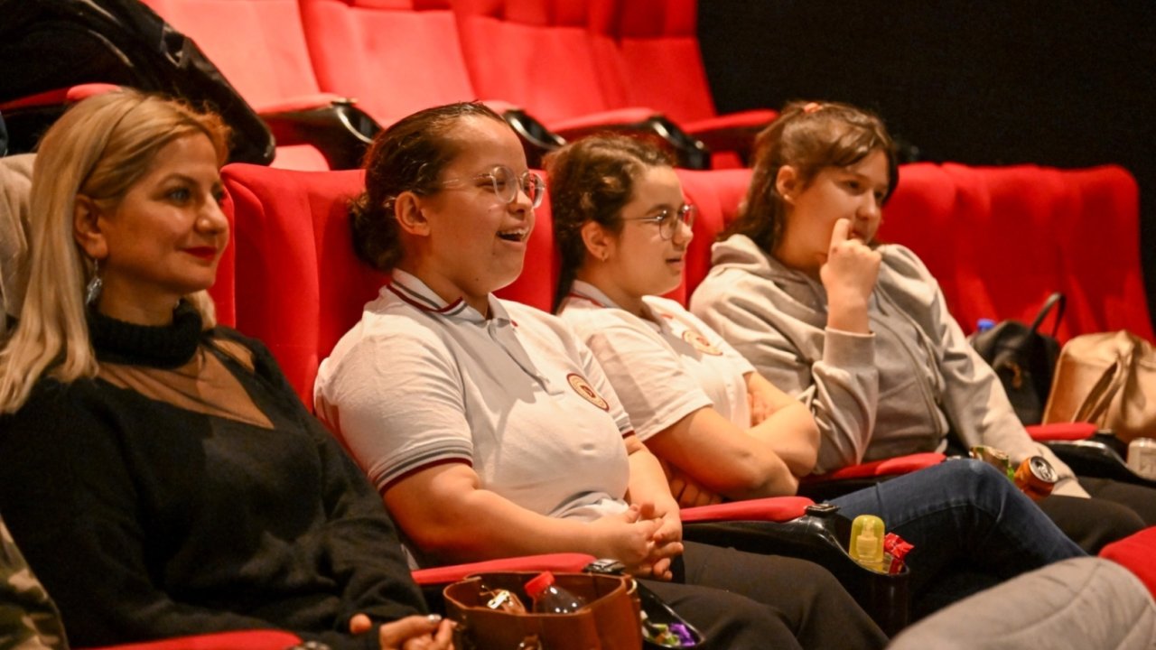 İzmir Bornova’da özel çocuklara sinema keyfi