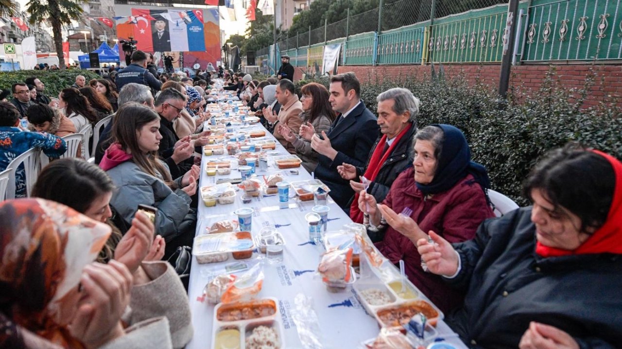 İzmir Büyükşehir bu kez Karşıyaka’da sofra kurdu