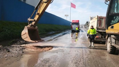 İzmir'de aşırı yağış sonrası kapanan yollar bir bir açılıyor