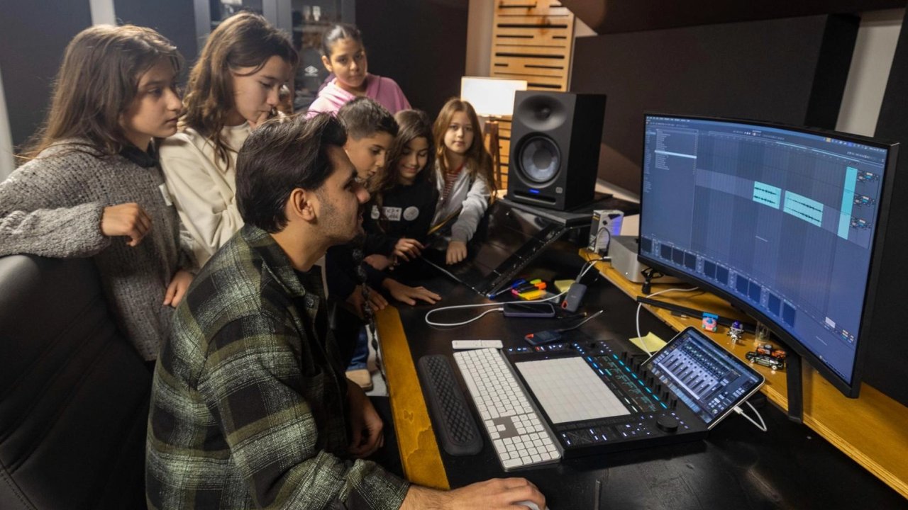 İzmir'de Çocuk Meclisi üyeleri kayıtta