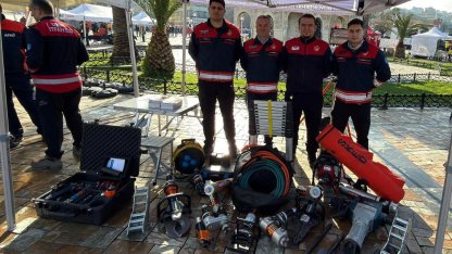 İzmir’de deprem anması: Arama kurtarma ekipmanları sergilendi
