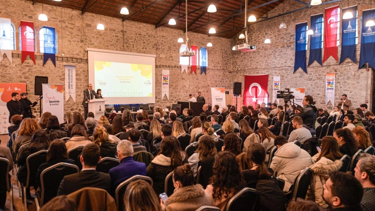 İzmir’de gençler ile iş dünyası aynı masada