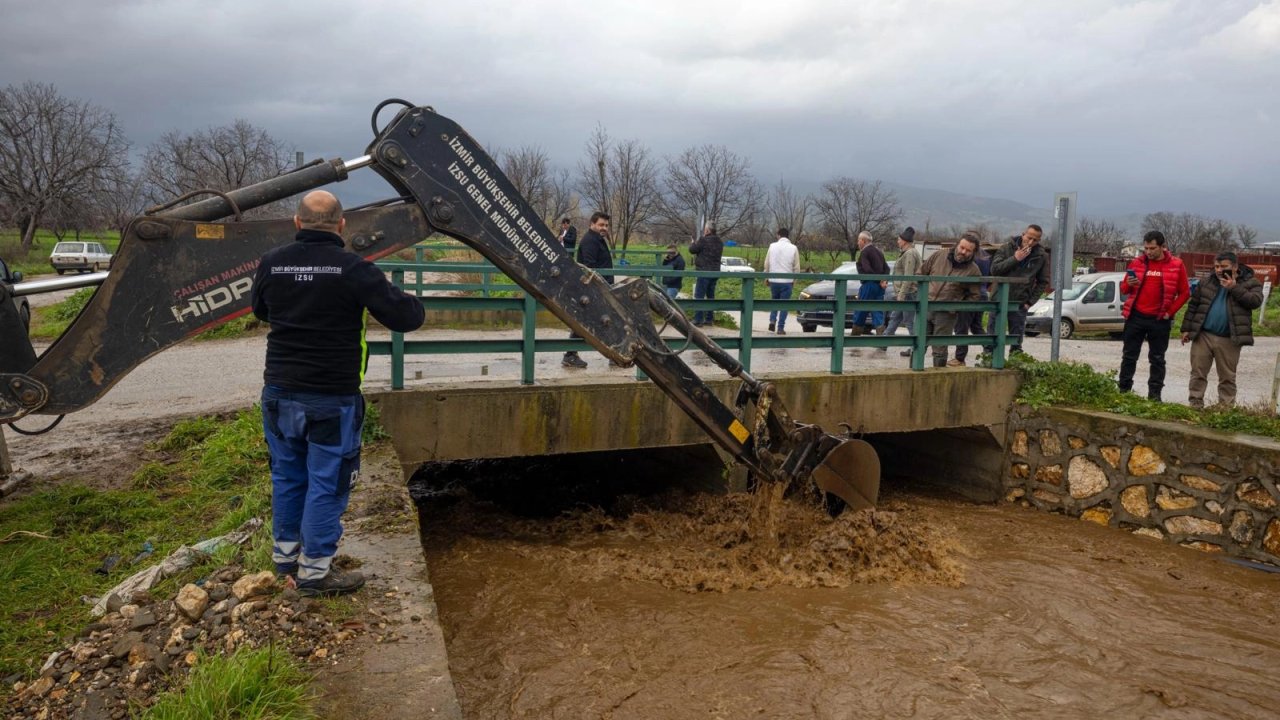 İzmir'de kuvvetli yağışlar sonrasında kırsalda yoğun müdahale