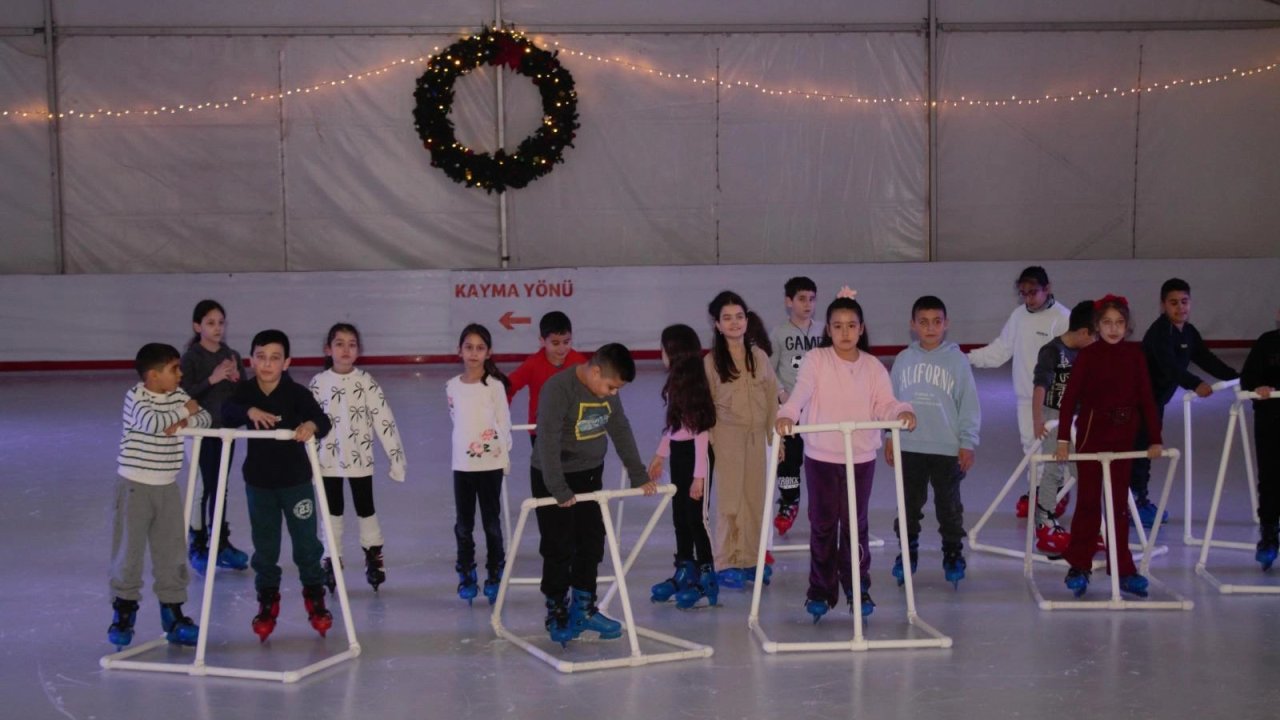 İzmir'de öğrenciler buz pistinde buluştu