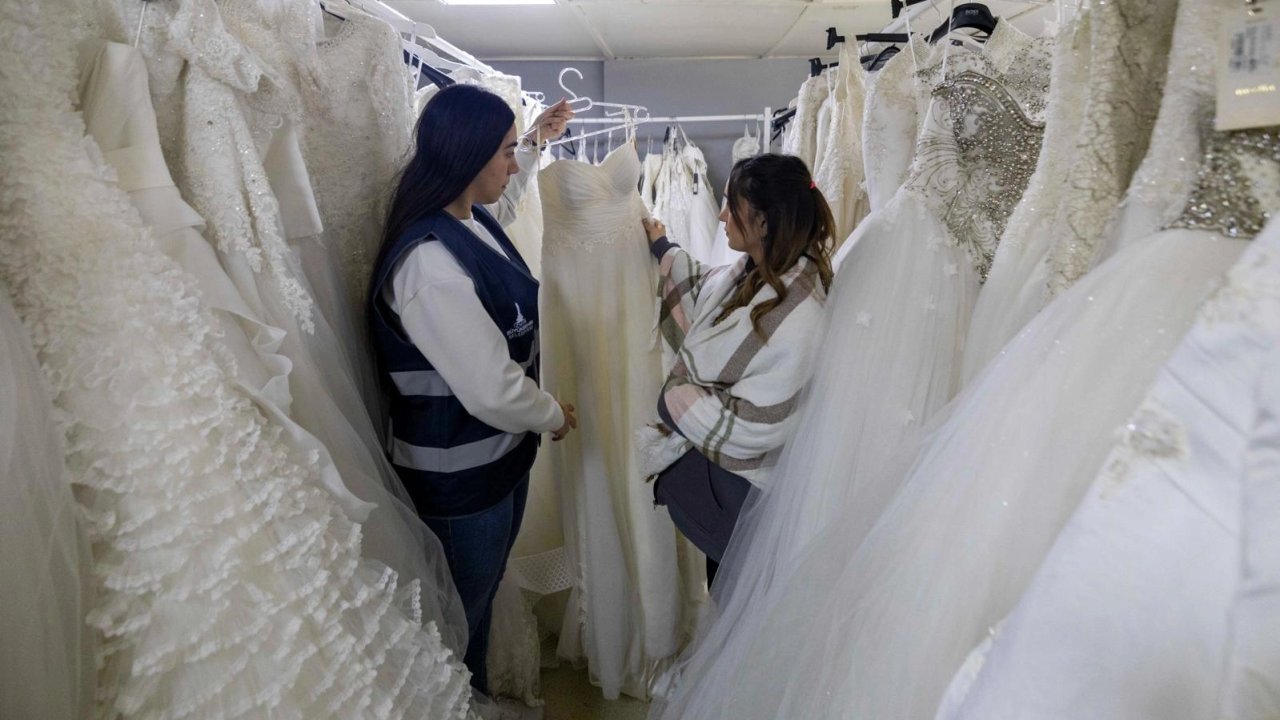 İzmir'den genç çiftlere evlilik desteği... Gelinlik hayali ücretsiz gerçek oluyor