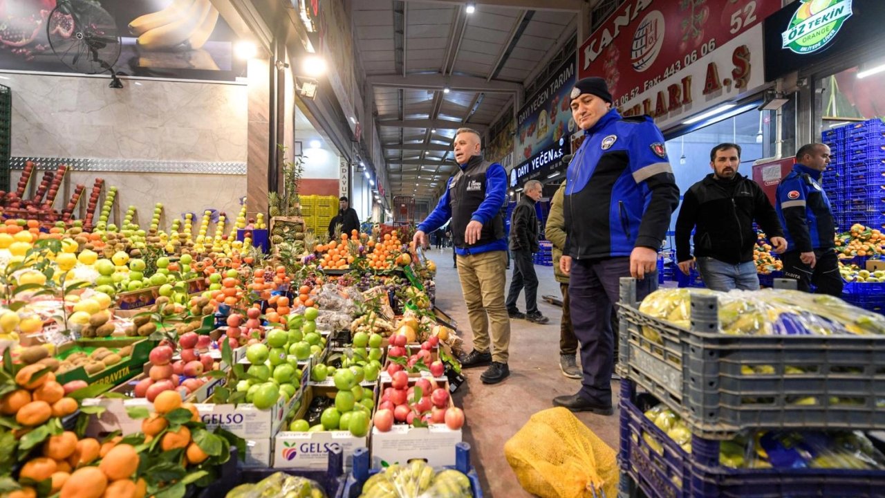 İzmir’in Hallerinde 2025 yılı rekoru: Su ürünleri ve sebze-meyve ticareti zirvede