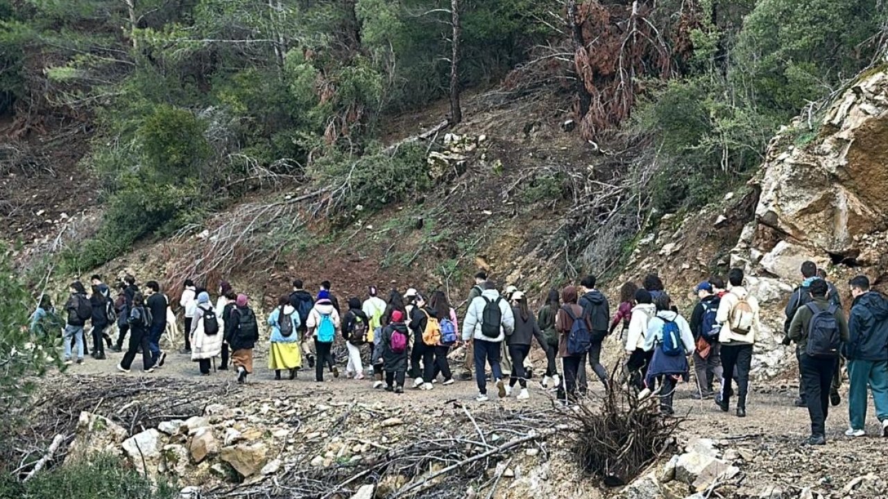 İzmirli gençler hem yürüdü hem sosyalleşti