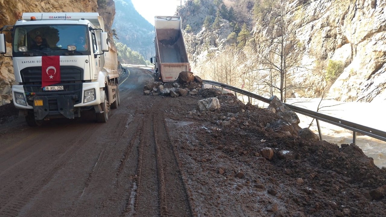 Kayseri Büyükşehir'den kar ve selle sıkı mücadele