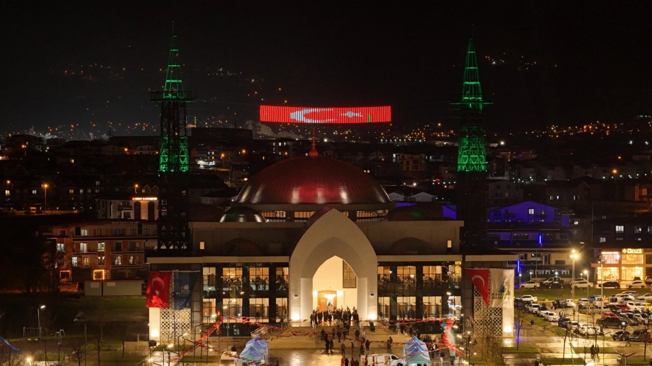 Kocaeli Büyükşehir'den Kartepe Meydanı'na yeni cami