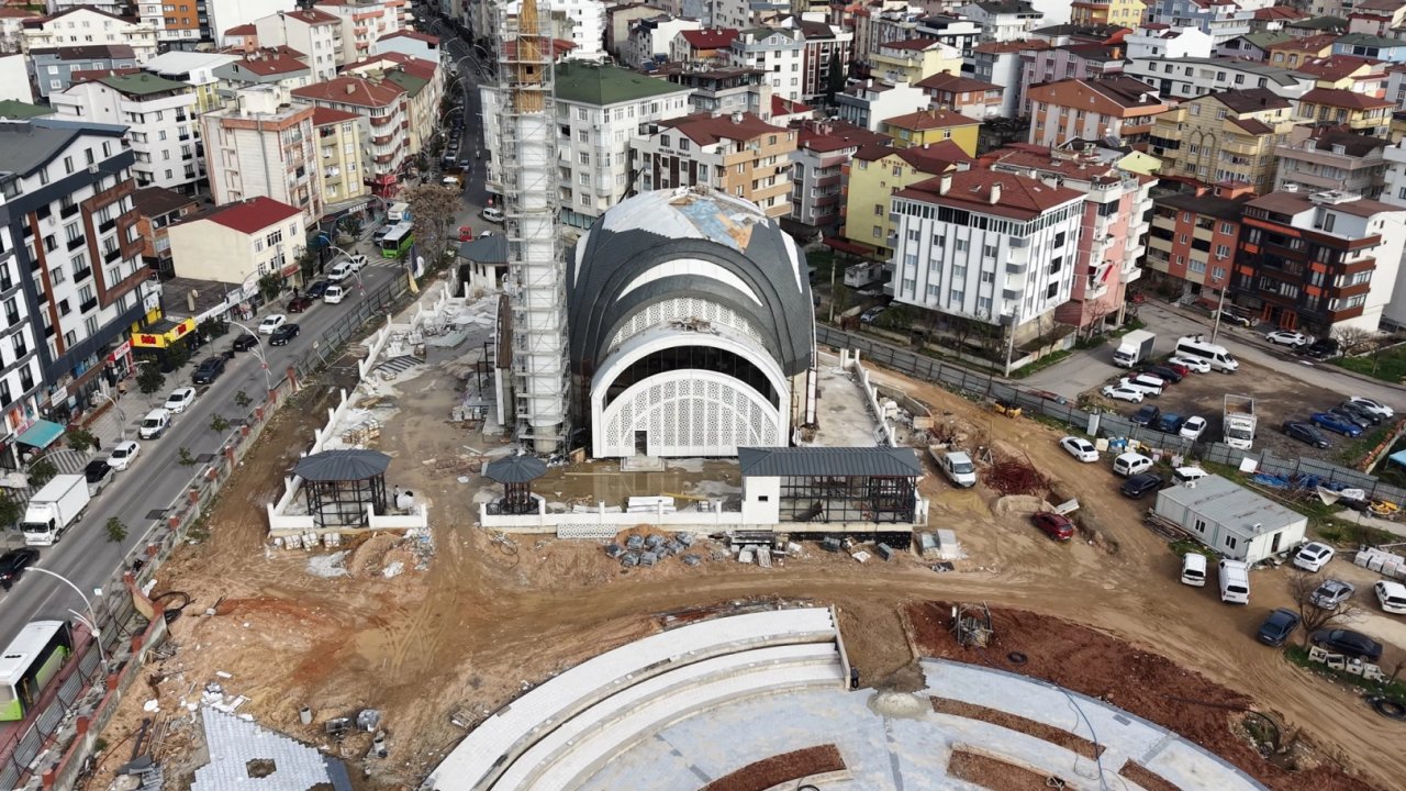 Kocaeli Çayırova'da Kent Meydanı’nda çalışmalar sürüyor