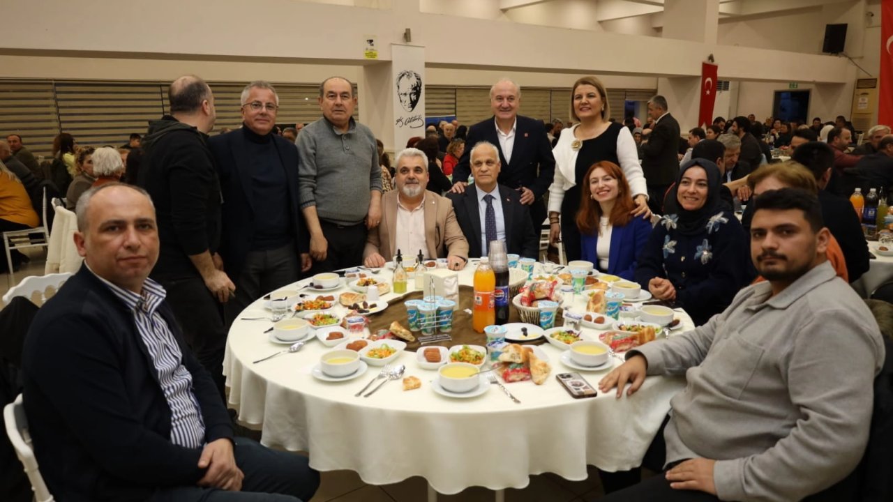 Kocaeli İzmit'te STK temsilcileri aynı sofrada oruç açtı