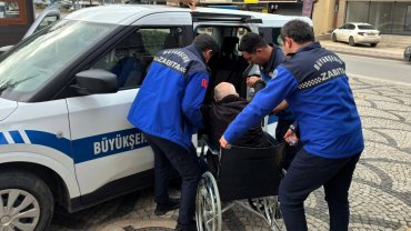 Kocaeli Zabıtası'nın şefkat eli vatandaşın üzerinde