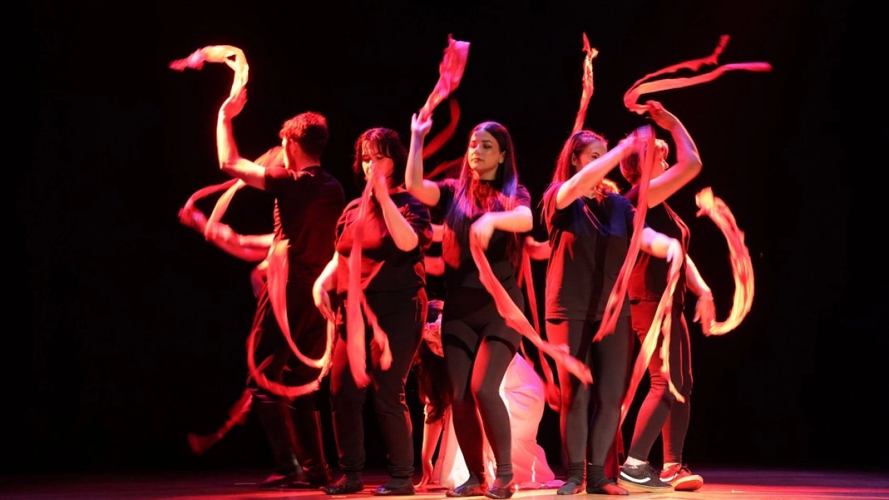 Kocaeli'de 40 yıllık tiyatroculara taş çıkarttılar