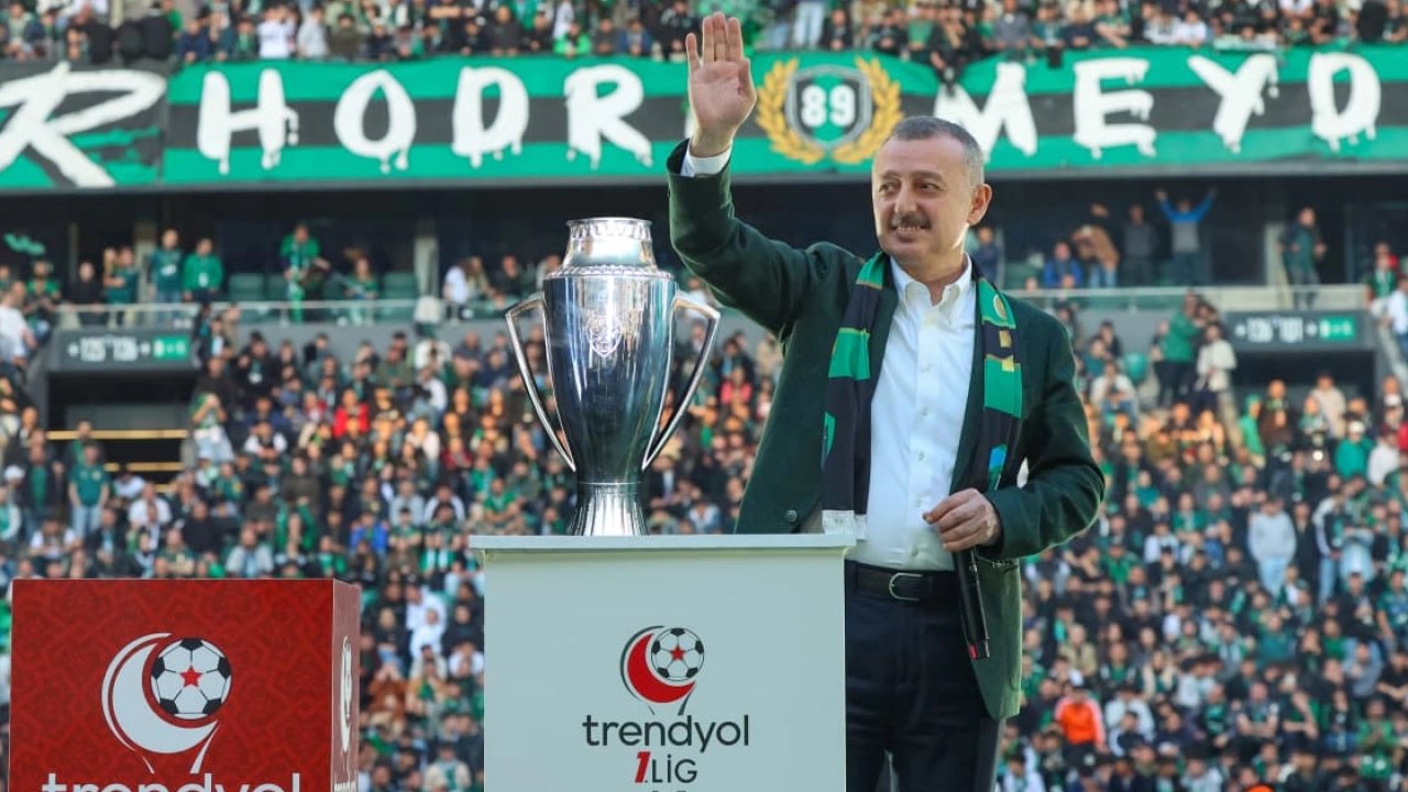 Kocaeli'de Başkan Büyükakın'dan 3 puana 3'lü kutlama