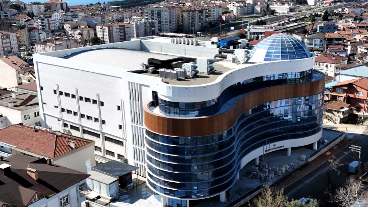 Kocaeli'de Derince Belediyesi yeni hizmet binası tamamlanıyor