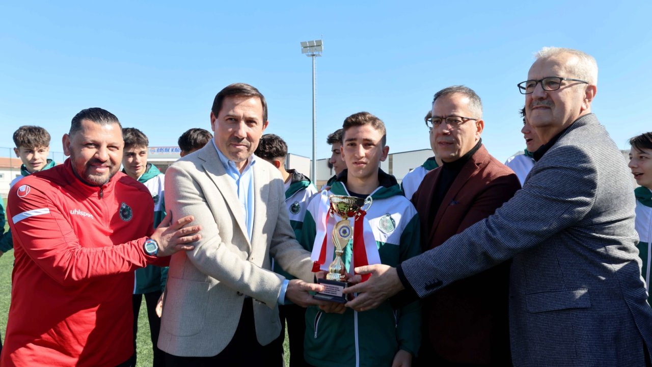 Konya Karatay U16 takımı şampiyonluk kupasını kaldırdı