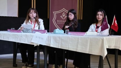 Kütahya'da liseler rası münazara finalinde gençler sahnedeydi