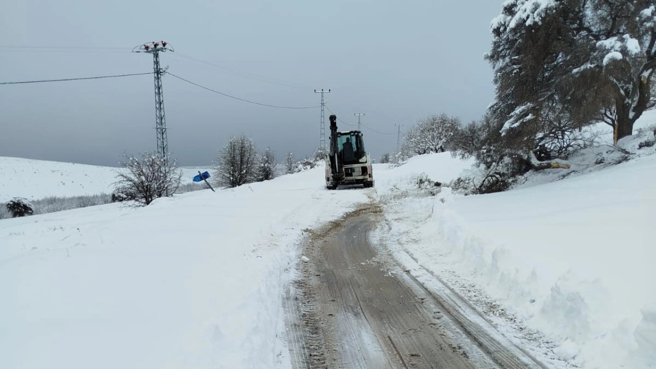Malatya'da ekipler karla mücadeleyi sürdürüyor
