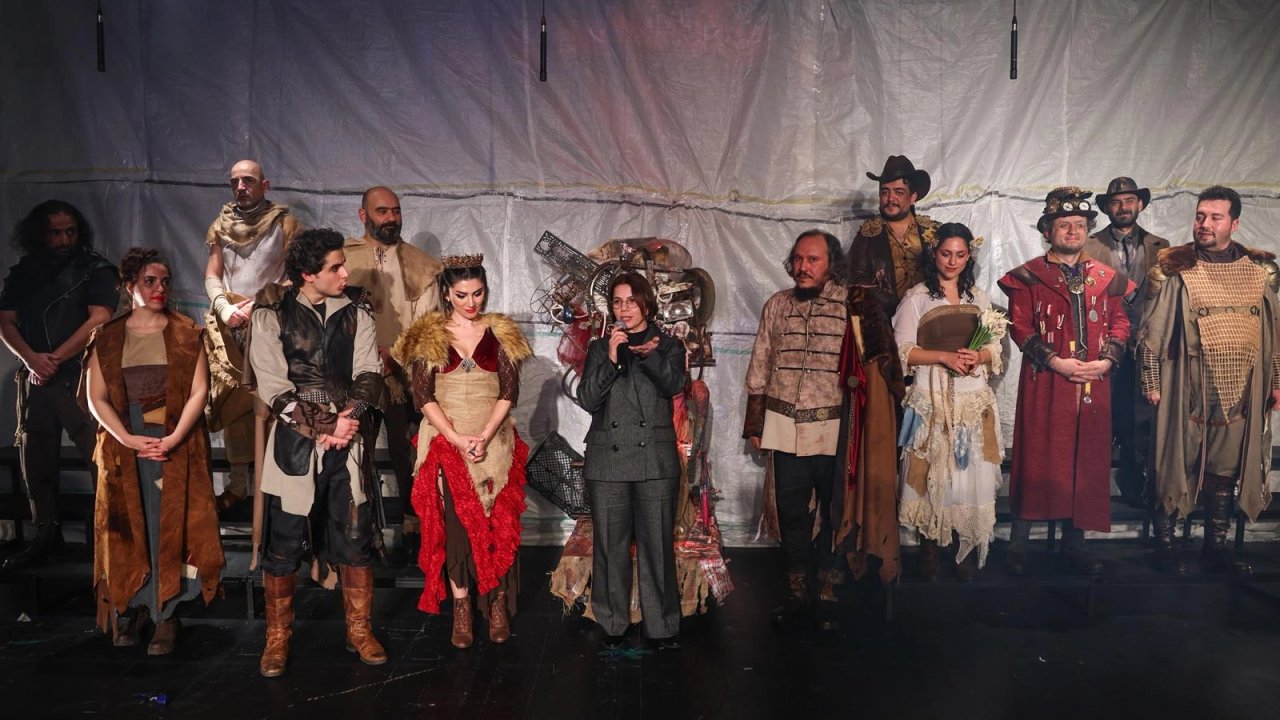 Maltepe Belediye Tiyatrosu 17. yılını “Hamlet” ile kutladı