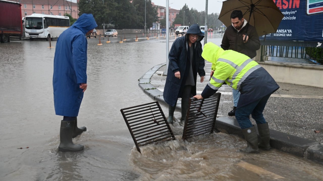 Manisa'da MASKİ ekipleri sağanak dolayısıyla sahada
