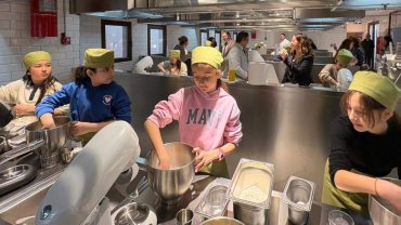 Marmaris'te ilkokul öğrencilerinden gazi ailesine pide