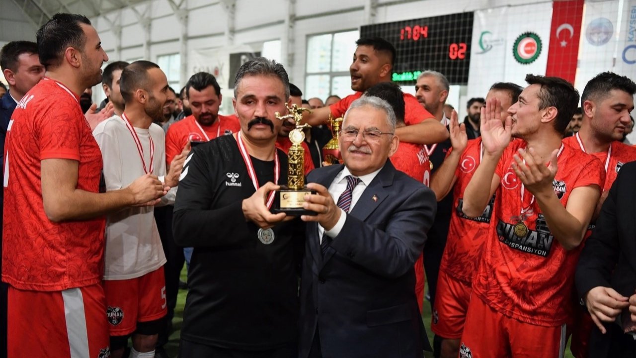 Memduh Büyükkılıç halı sahaya ayak bastı