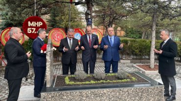 MHP’den Alparslan Türkeş’in kabrine ziyaret
