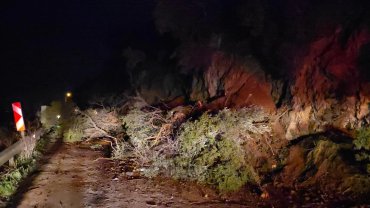 Mudanya-Kurşunlu yolunda geceyarısı heyelan! Yol ulaşıma kapandı