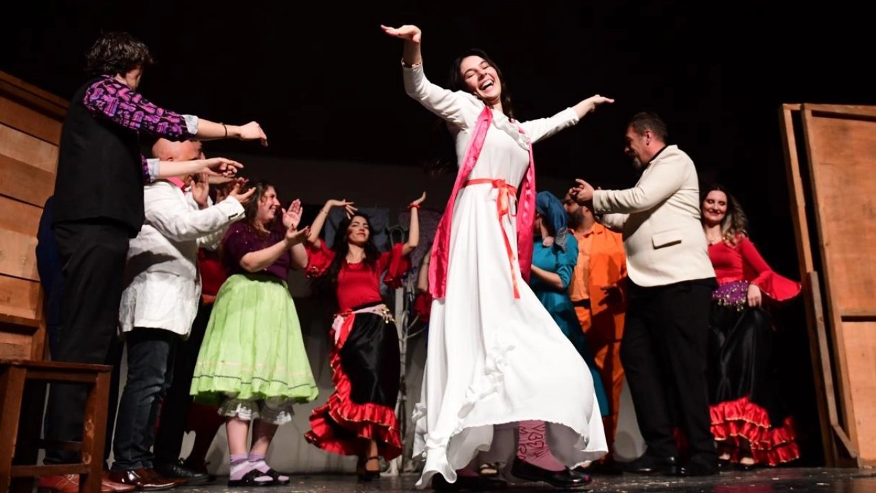 Osmangazi Belediyesi, ‘Deli Ayten’ ile Bursalı sanatseverleri buluşturdu