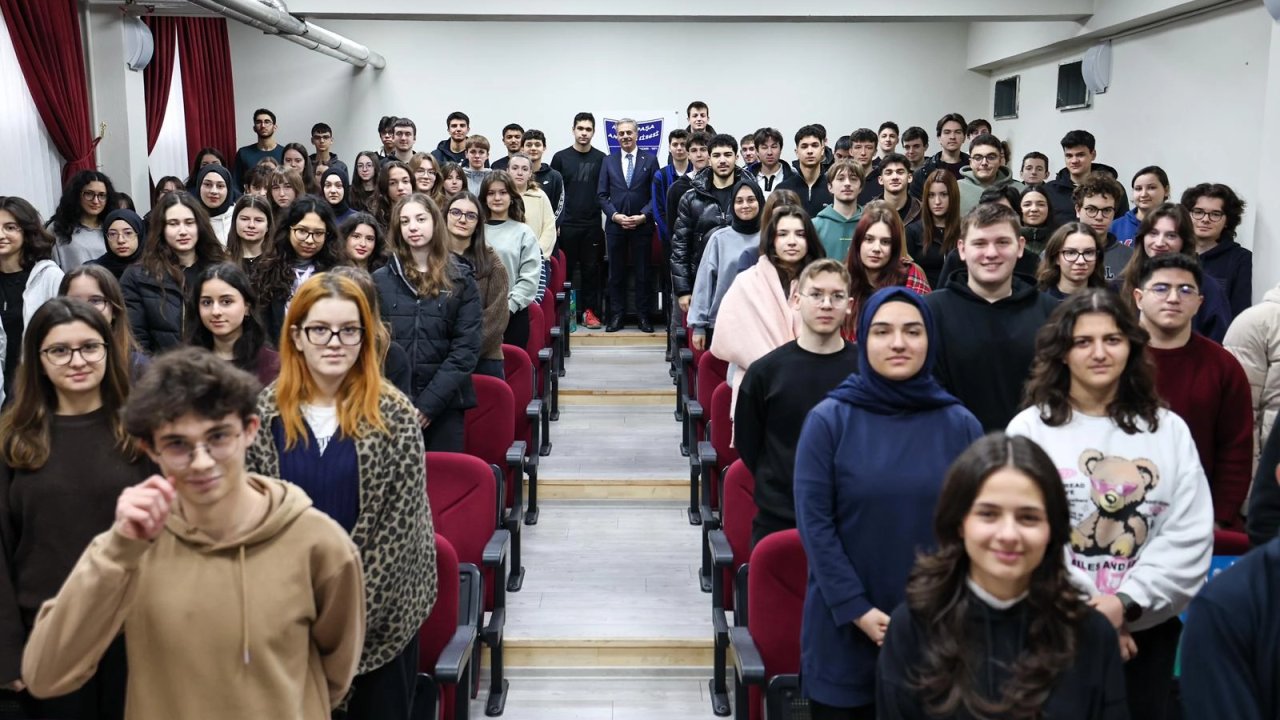 Sakarya'da Başkan Alemdar liselilerle buluştu