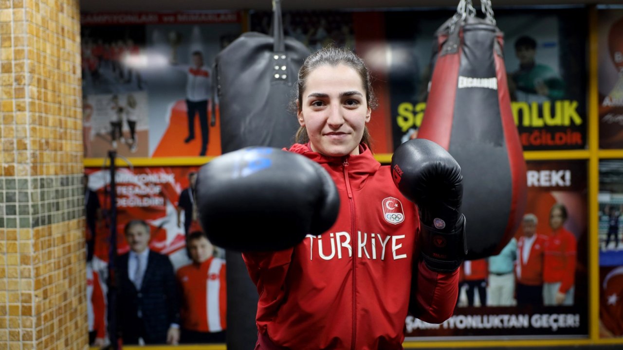 Sakarya'nın ringdeki parlayan yıldızı Ece Asude... Tarih yazmak istiyor