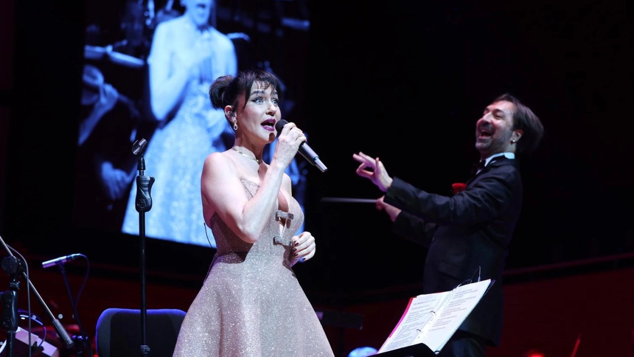 Şevval Sam İzmir'de hem söyledi, hem yönetti