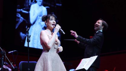 Şevval Sam İzmir'de hem söyledi, hem yönetti