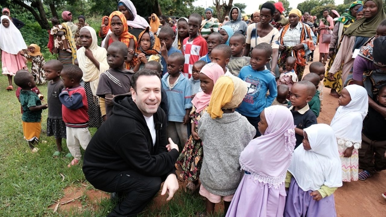 Ünlü iletişimci Özgür Aras'tan Afrika’ya umut taşıyan yolculuk