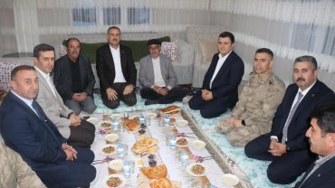 Vali Bozkurt, Patnos Akyemiş'te çiftçi ailenin sofrasına konuk oldu