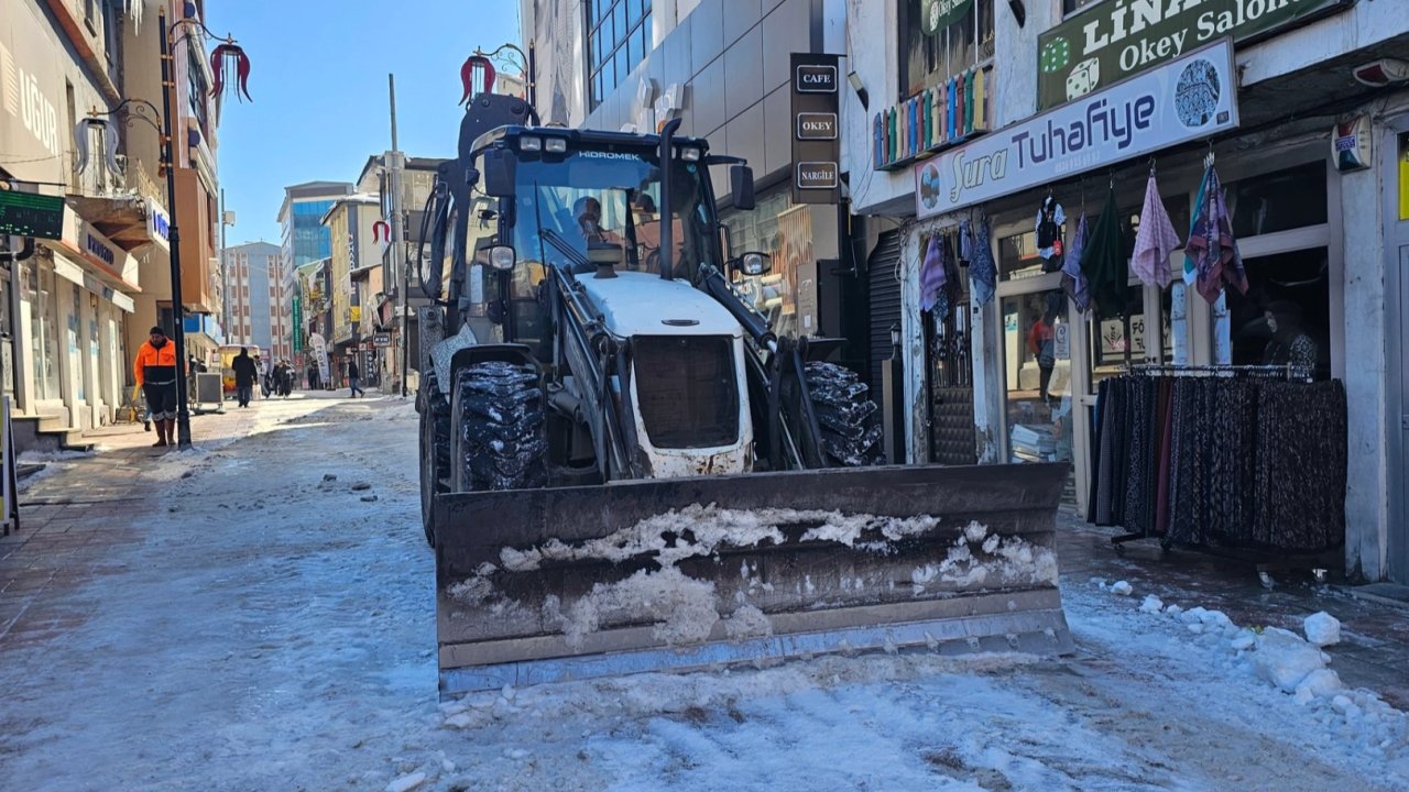 Ağrı'da karla mücadele sürüyor