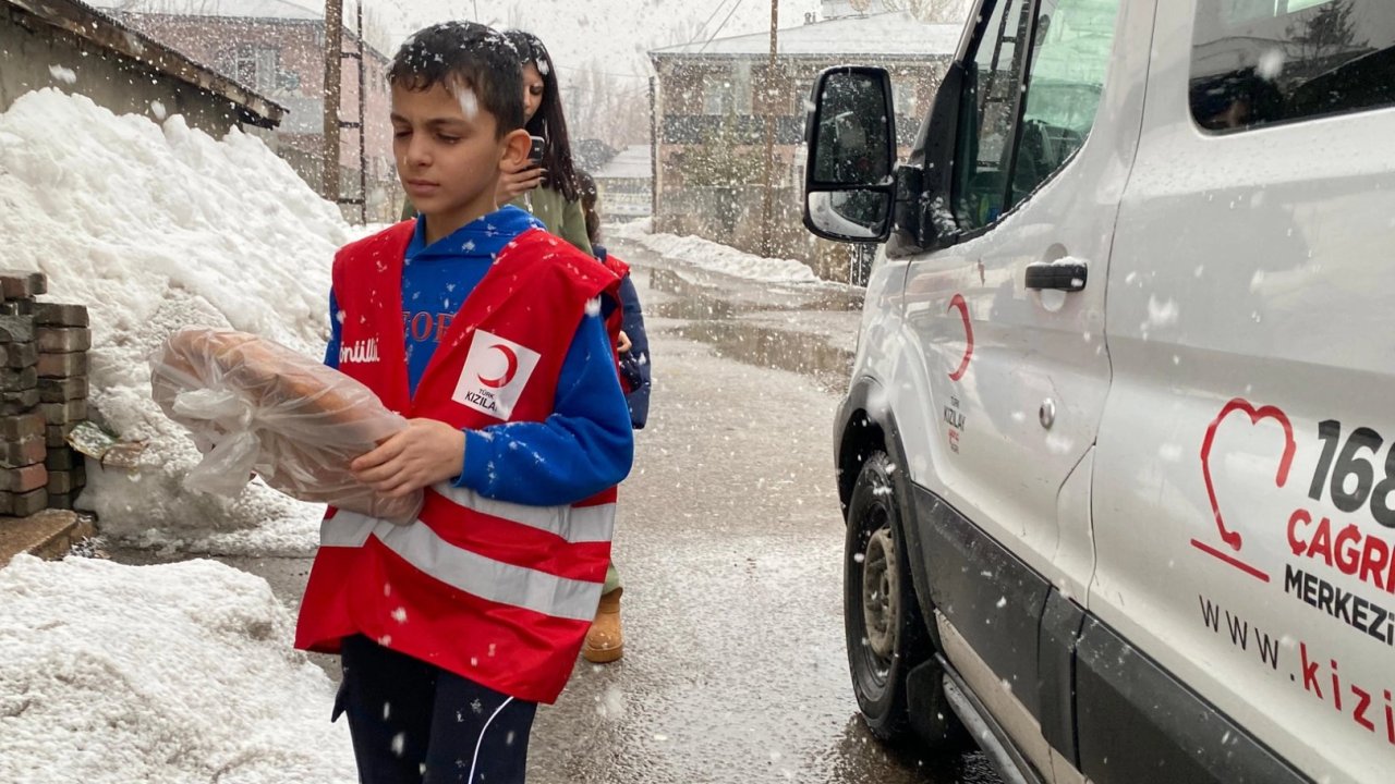 Ağrı’da Kızılay’dan gönülleri ısıtan pide dağıtımı