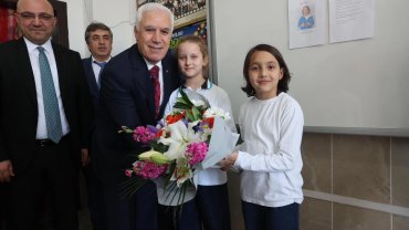 Arkadaşlarına söz verdi, Başkan Bozbey’i sınıfa getirdi