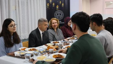 Artvin Valisi Ergün, lise öğrencileriyle iftarda buluştu