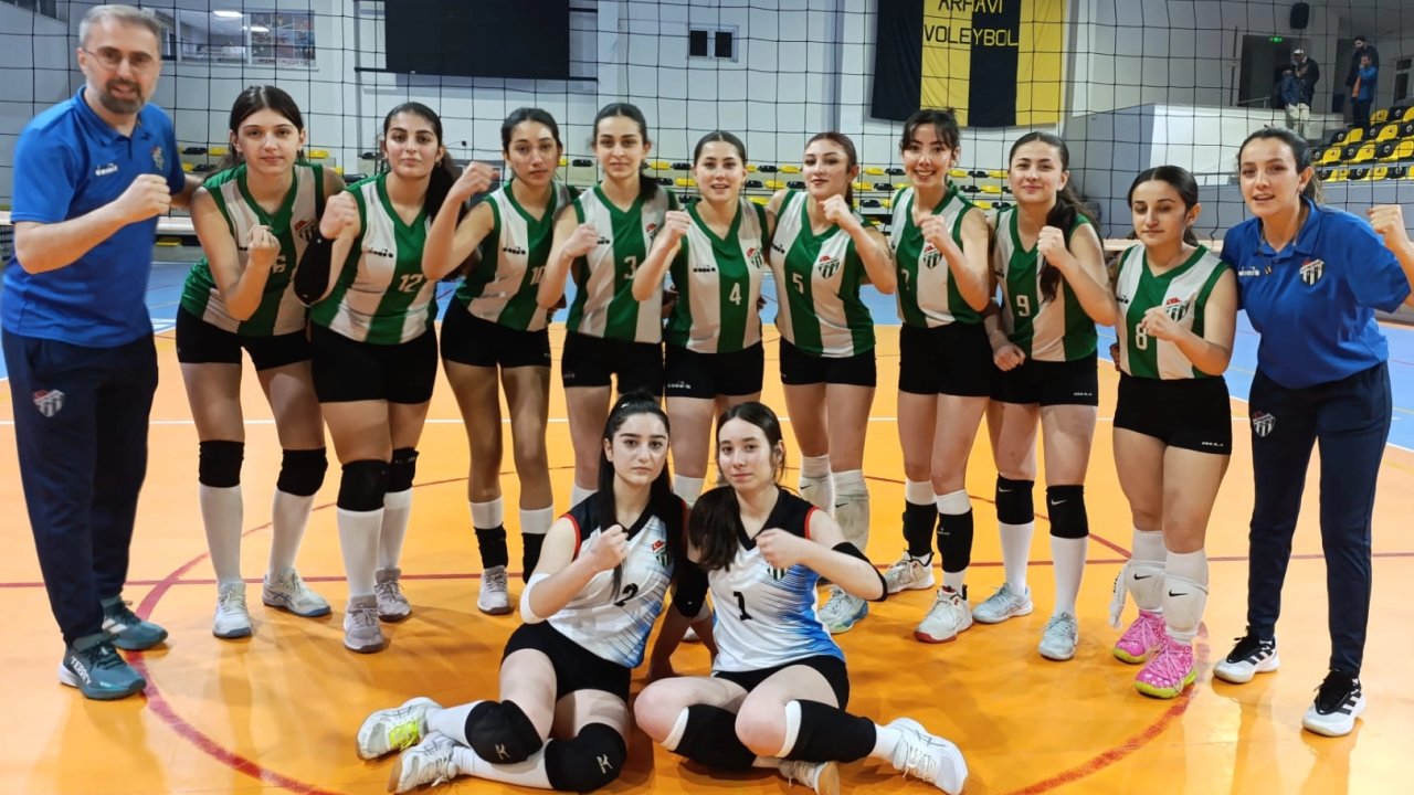 Artvin’de genç kızlar voleybolunun şampiyonu Artvinspor